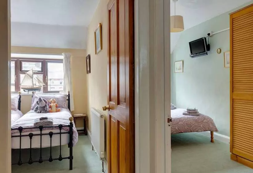 Charming Historical Cottage In Scarborough