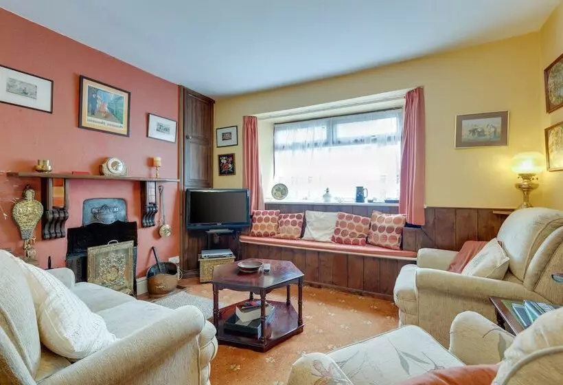 Charming Historical Cottage In Scarborough