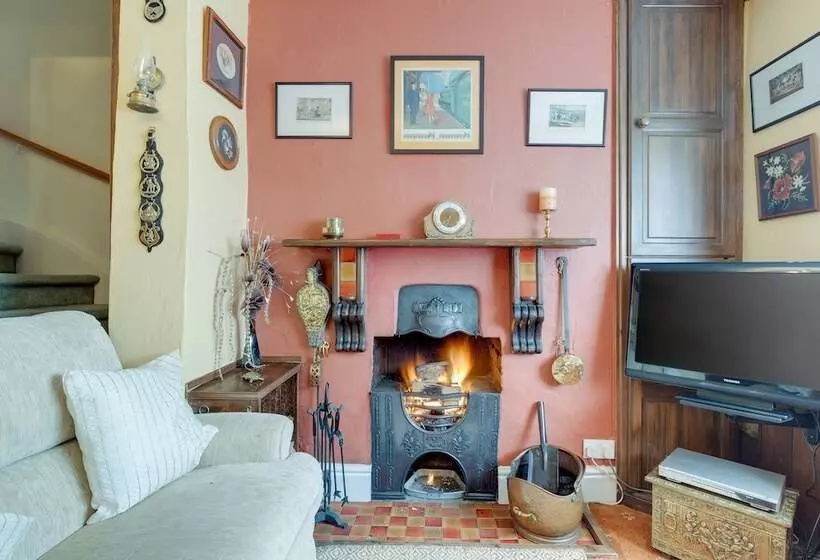 Charming Historical Cottage In Scarborough