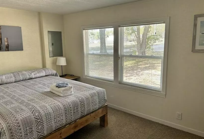 Motelli Beyonder Marine At Sterett Creek