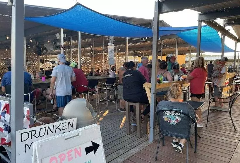 Motelli Beyonder Marine At Sterett Creek