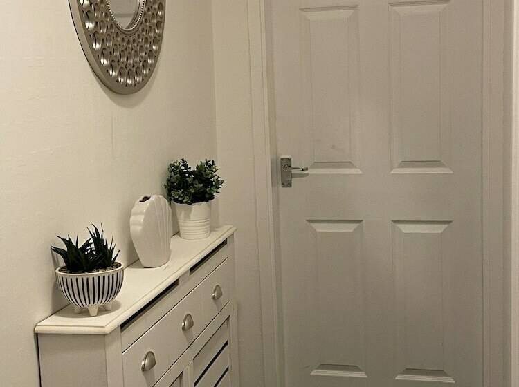 פנסיון Beautiful 4 Bed Home With Free Parking