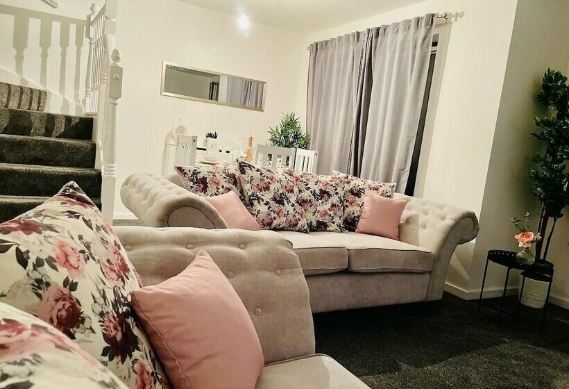 פנסיון Beautiful 4 Bed Home With Free Parking