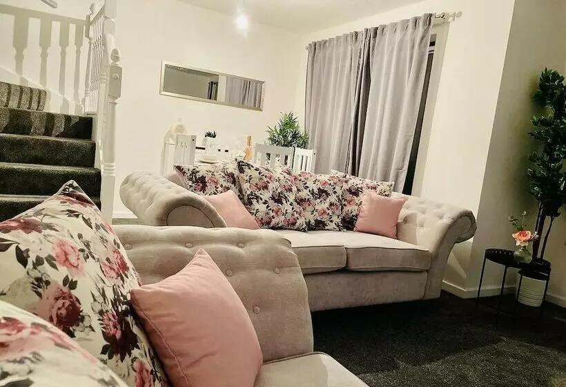 Majatalo Beautiful 4 Bed Home With Free Parking