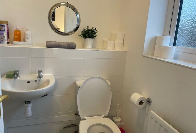 פנסיון Beautiful 4 Bed Home With Free Parking