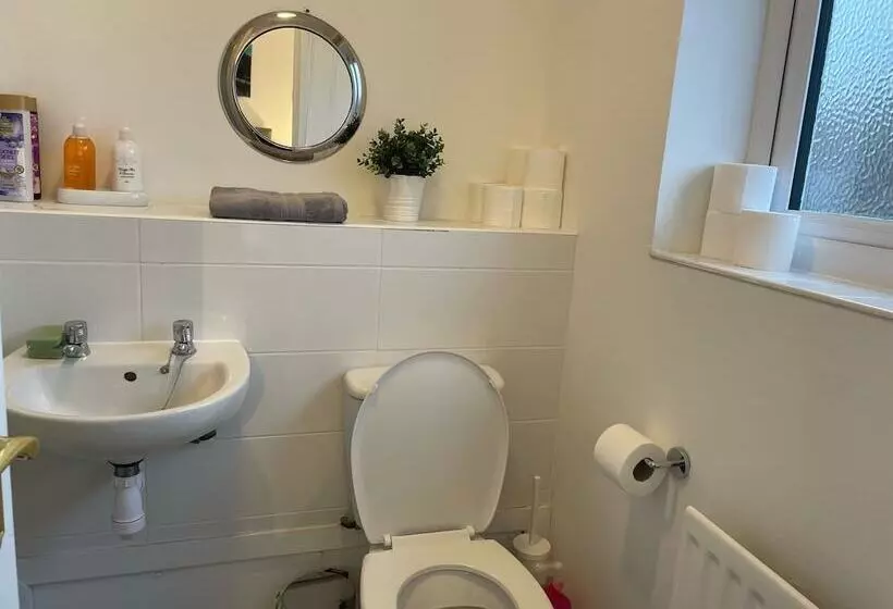 Majatalo Beautiful 4 Bed Home With Free Parking