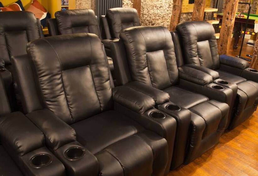 Резиденция Luxury 9 Bed Manor House Hot Tub Cinema Room Skytv