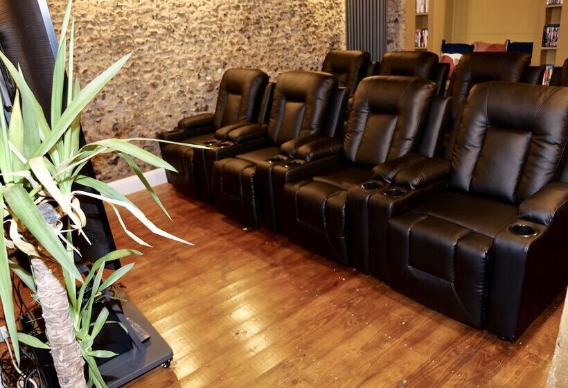 Резиденция Luxury 9 Bed Manor House Hot Tub Cinema Room Skytv