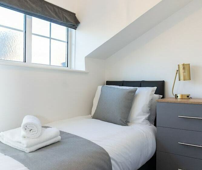 Stunning 4 Bed Sleeps 8 Cottage Parking