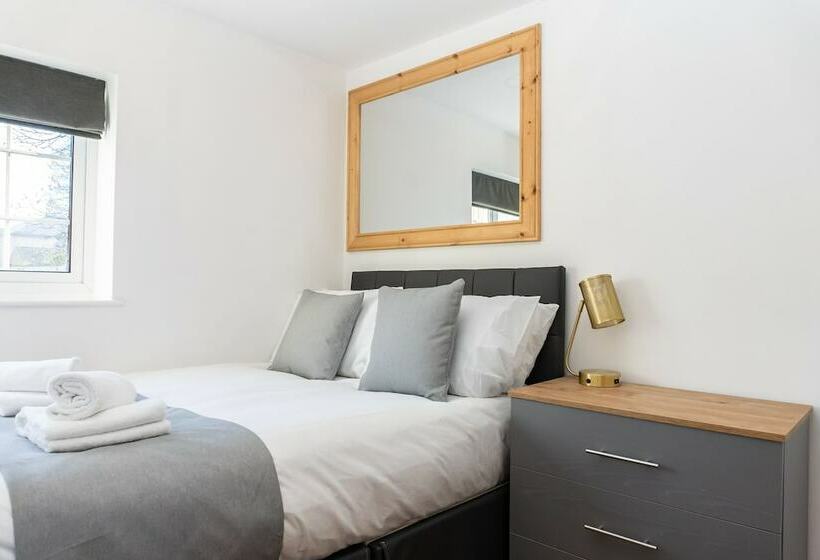 Stunning 4 Bed Sleeps 8 Cottage Parking