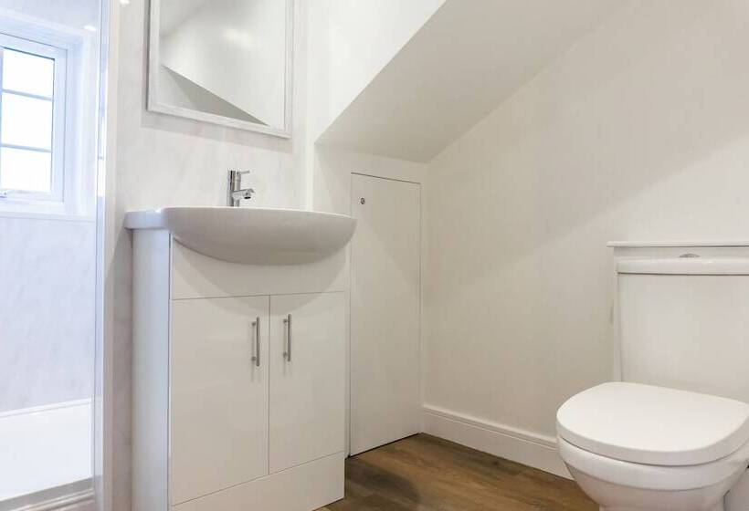 Stunning 4 Bed Sleeps 8 Cottage Parking