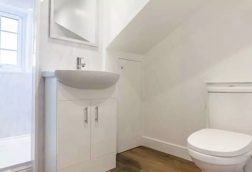 Stunning 4 Bed Sleeps 8 Cottage Parking