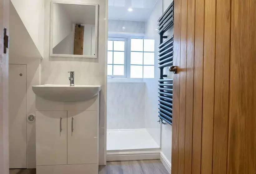 Stunning 4 Bed Sleeps 8 Cottage Parking