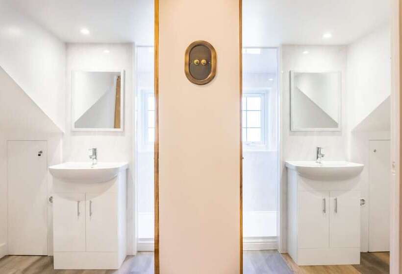 Stunning 4 Bed Sleeps 8 Cottage Parking