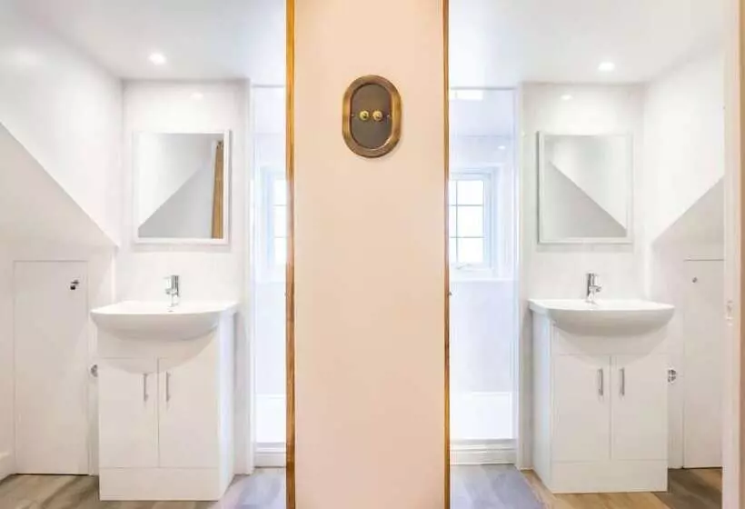 Stunning 4 Bed Sleeps 8 Cottage Parking