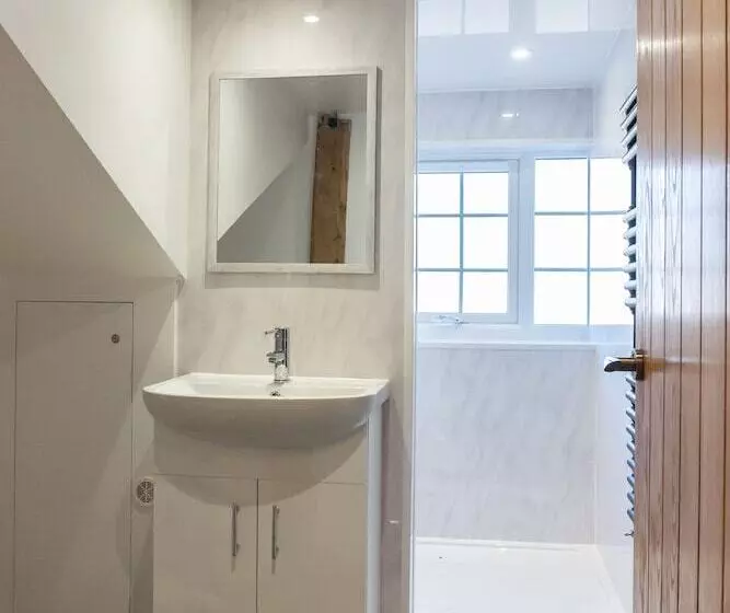 Stunning 4 Bed Sleeps 8 Cottage Parking