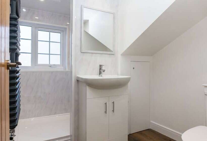 Stunning 4 Bed Sleeps 8 Cottage Parking