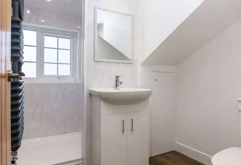 Stunning 4 Bed Sleeps 8 Cottage Parking