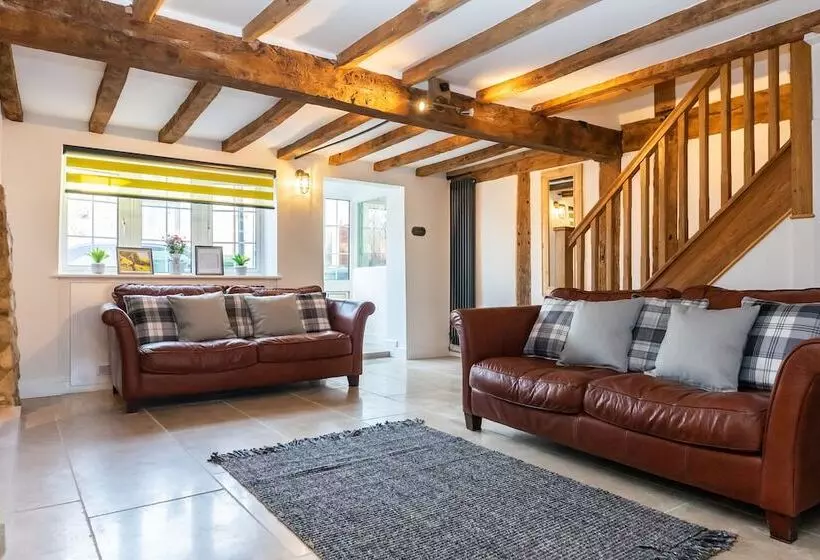 Stunning 4 Bed Sleeps 8 Cottage Parking