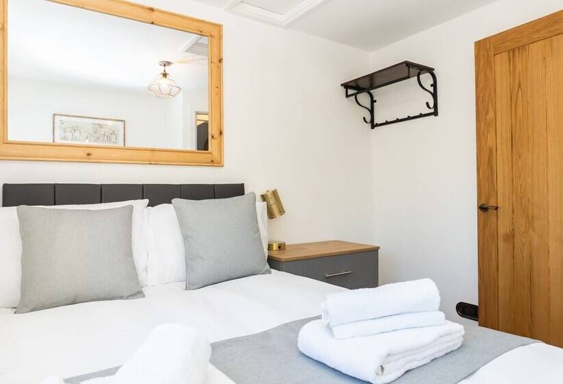 Stunning 4 Bed Sleeps 8 Cottage Parking