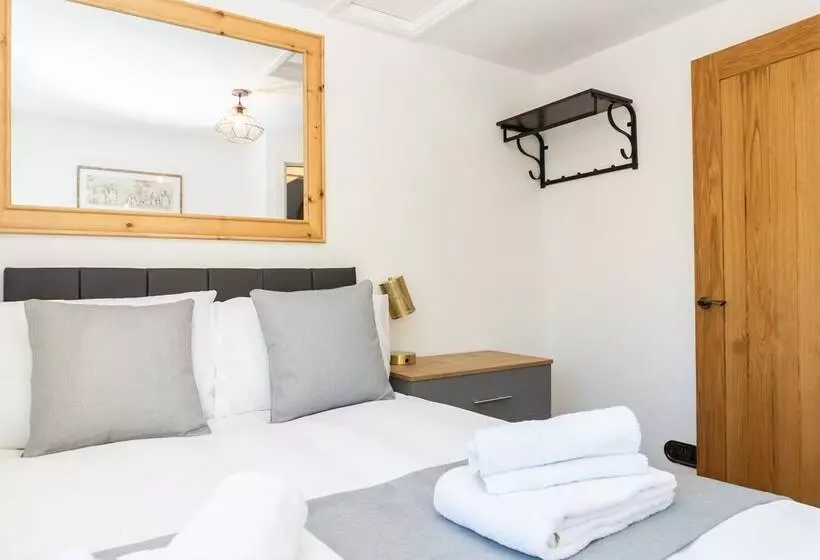 Stunning 4 Bed Sleeps 8 Cottage Parking