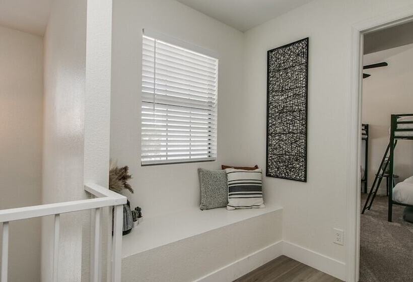 Upgraded 4 Bdrm Beautiful Home W/pool!