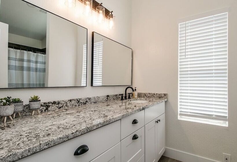 Upgraded 4 Bdrm Beautiful Home W/pool!