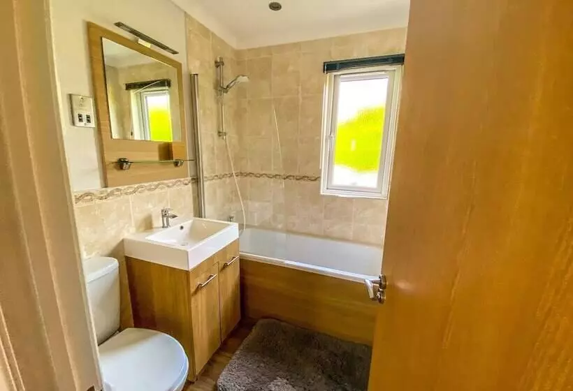 Hotelli Immaculate 3 Bedroom Private Lodge Near York