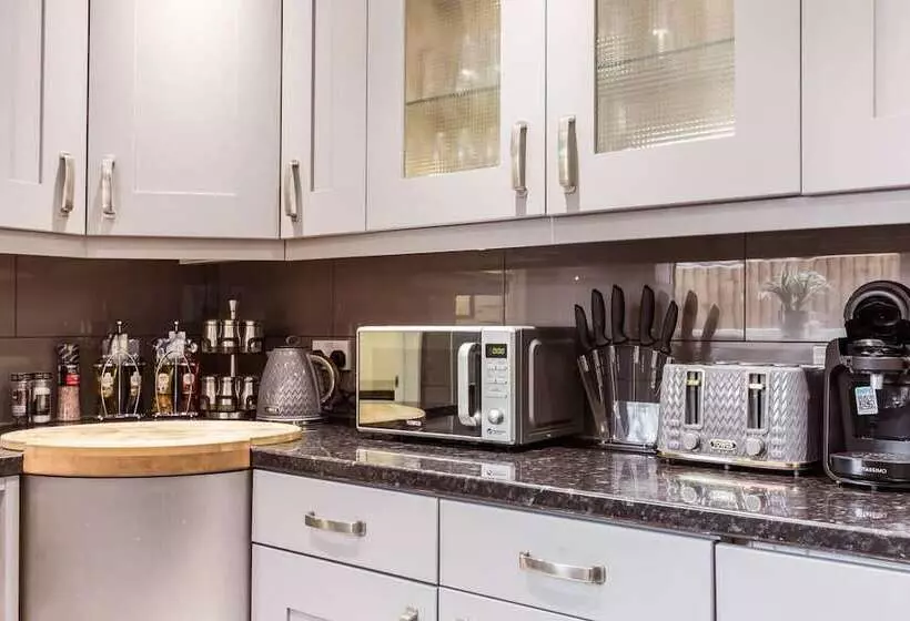 Residenssi North Central London House/ Sleeps8/garden/wifi