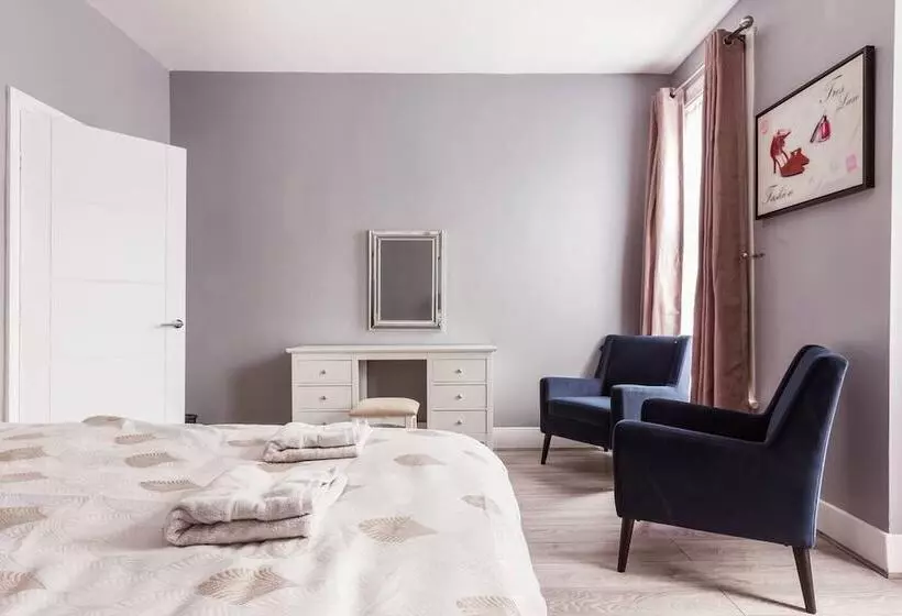 Residenssi North Central London House/ Sleeps8/garden/wifi