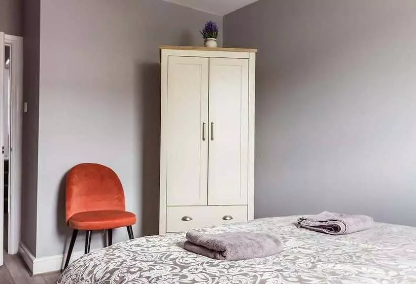 Residenssi North Central London House/ Sleeps8/garden/wifi