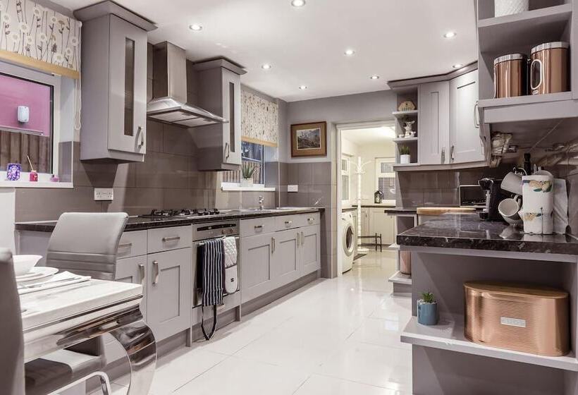 住所  North Central London House/ Sleeps8/garden/wifi