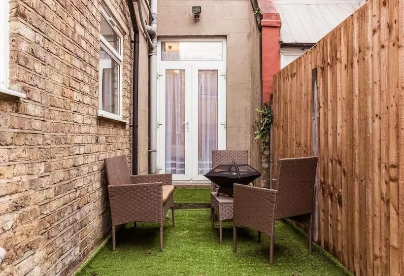 Residenssi North Central London House/ Sleeps8/garden/wifi