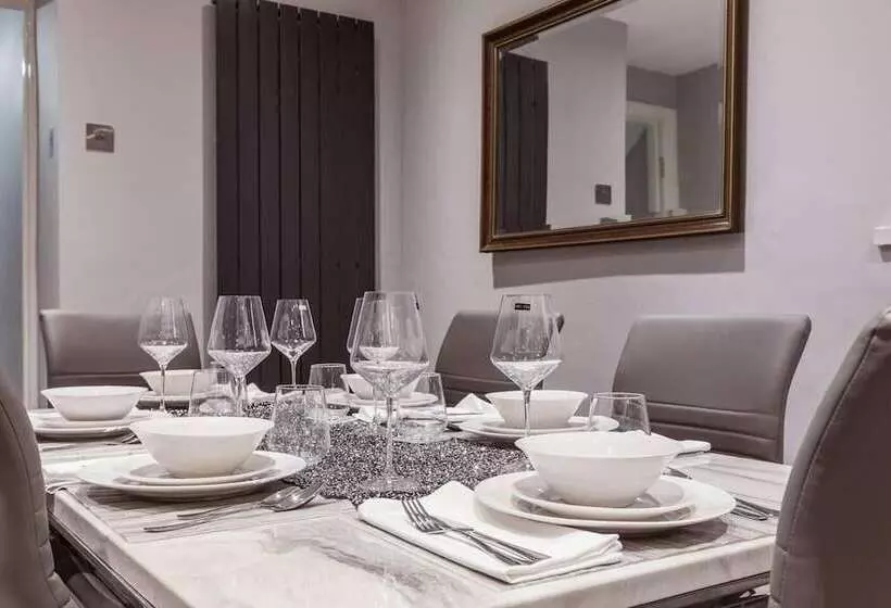 Residenssi North Central London House/ Sleeps8/garden/wifi