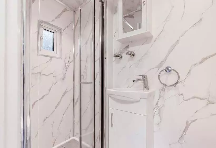 Residenssi North Central London House/ Sleeps8/garden/wifi