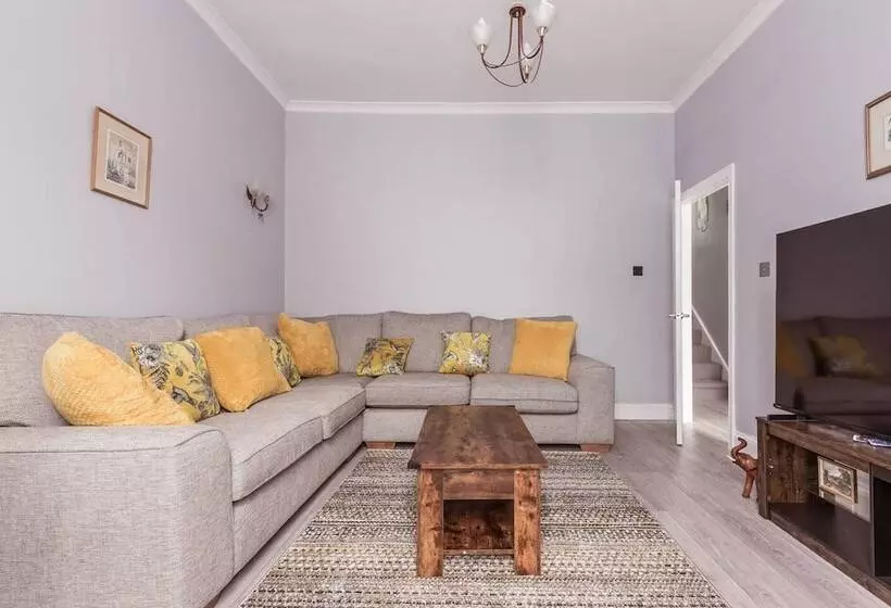 Residenssi North Central London House/ Sleeps8/garden/wifi