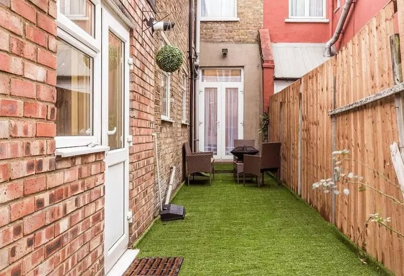 Residenssi North Central London House/ Sleeps8/garden/wifi
