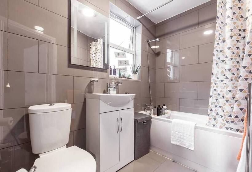 住所  North Central London House/ Sleeps8/garden/wifi