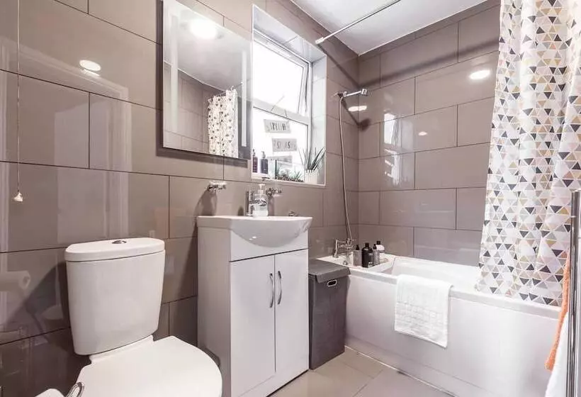 Residenssi North Central London House/ Sleeps8/garden/wifi