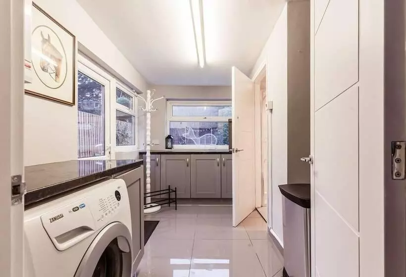 Residenssi North Central London House/ Sleeps8/garden/wifi