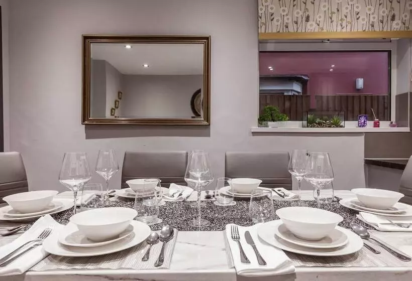 Residenssi North Central London House/ Sleeps8/garden/wifi