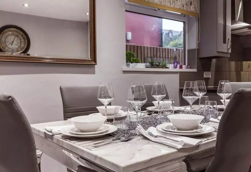 Residenssi North Central London House/ Sleeps8/garden/wifi