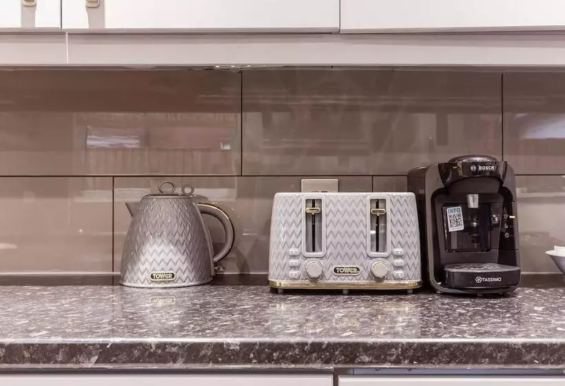 Residenssi North Central London House/ Sleeps8/garden/wifi