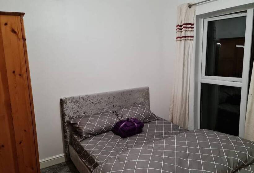 Резиденция Impeccable 4 Bed House Near Manchester City Centre