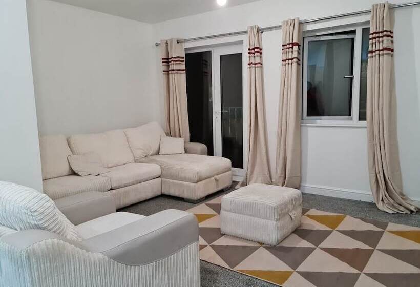 Резиденция Impeccable 4 Bed House Near Manchester City Centre