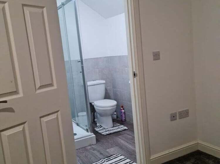 Резиденция Impeccable 4 Bed House Near Manchester City Centre