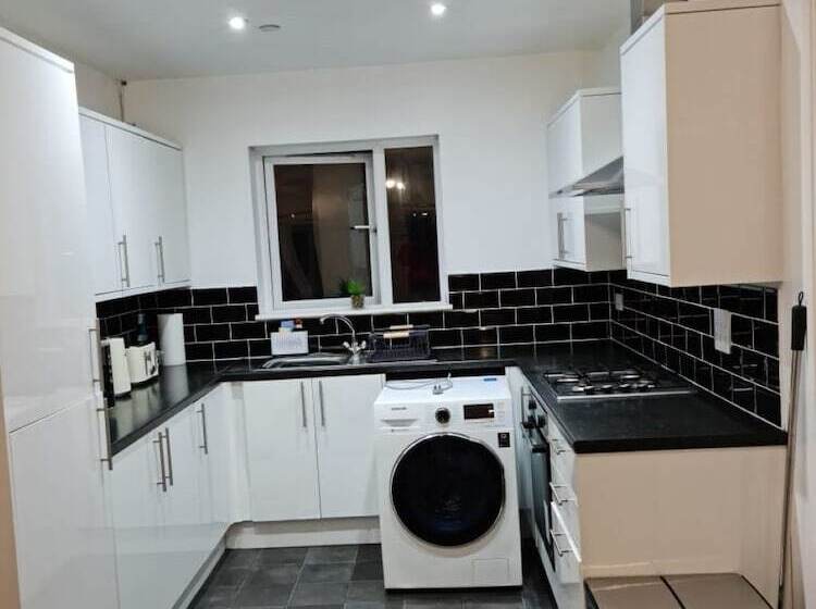 Резиденция Impeccable 4 Bed House Near Manchester City Centre