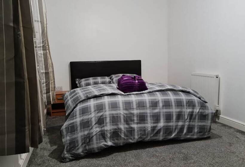 Резиденция Impeccable 4 Bed House Near Manchester City Centre