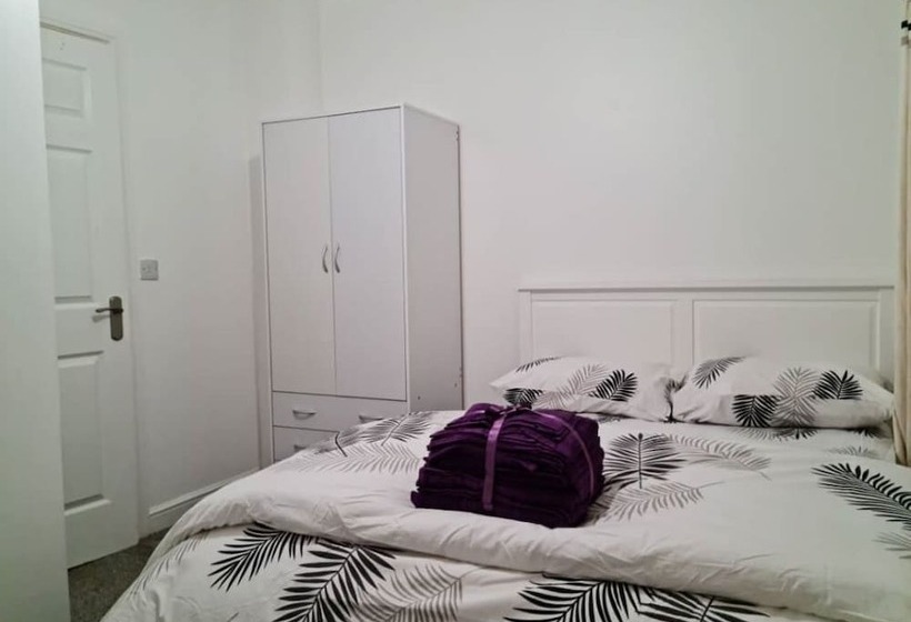 Резиденция Impeccable 4 Bed House Near Manchester City Centre