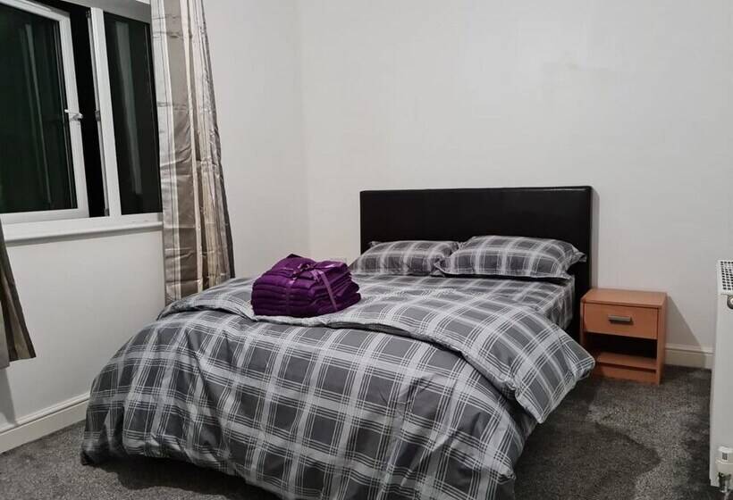 Резиденция Impeccable 4 Bed House Near Manchester City Centre